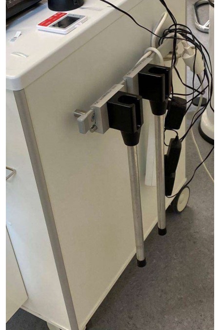 JB 400-20-OL Skopholder i sort POM og rf -stål ø20x400 mm.rør med aftagelig bundprop til Olympus Skoper af JB Medico