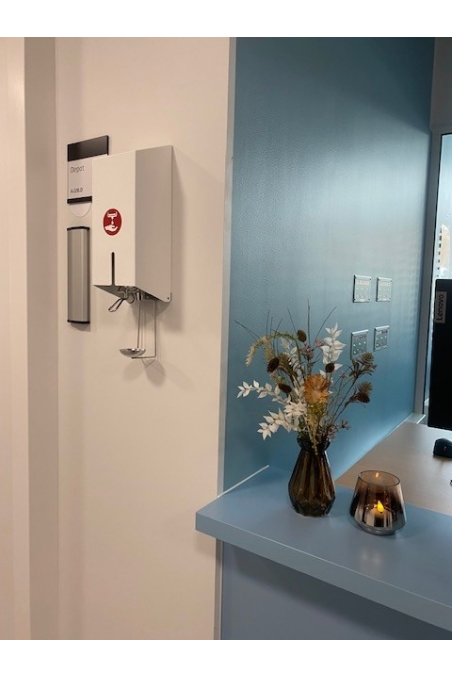 Cover og lås for tråddispensere i hvidmalet  rustfast stål, JB 25-06-20 af JB Medico